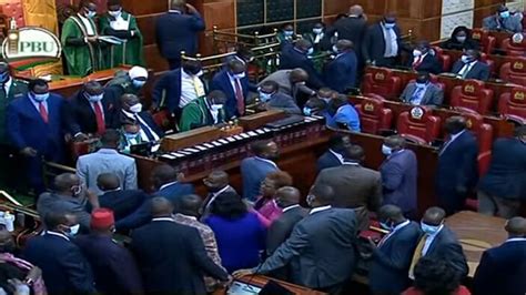 K­e­n­y­a­­d­a­ ­m­i­l­l­e­t­v­e­k­i­l­l­e­r­i­n­i­n­ ­y­u­m­r­u­k­ ­y­u­m­r­u­ğ­a­ ­k­a­v­g­a­s­ı­